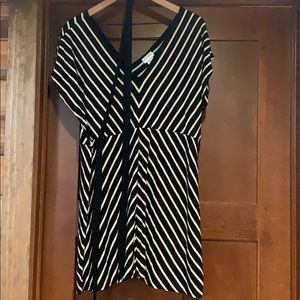 Black and white maternity top